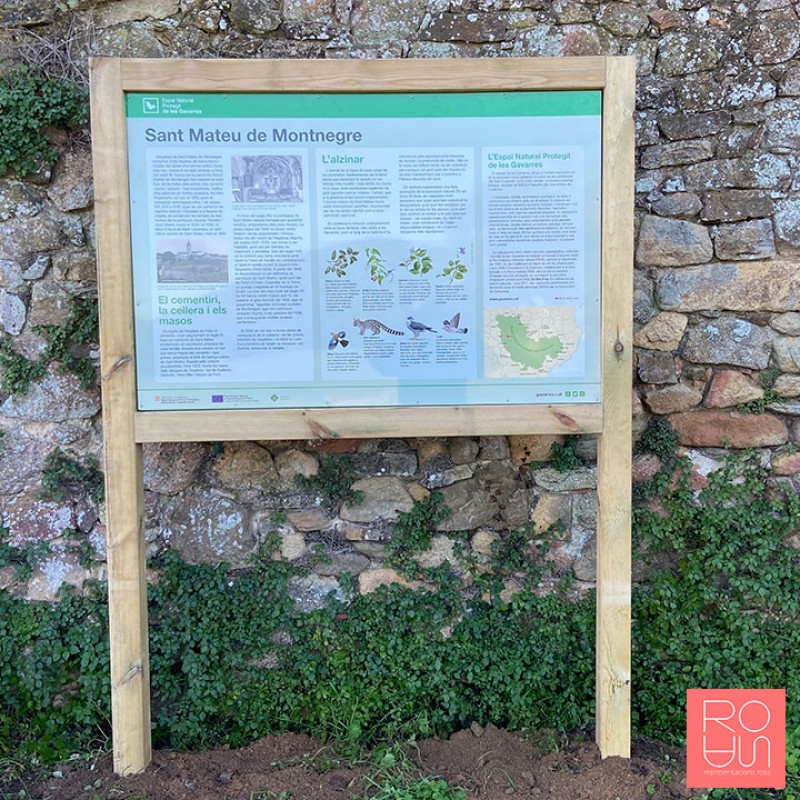 Cartellera de fusta sense teulada per espais naturals protegits